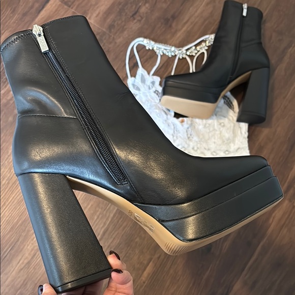 ALDO ‘Mabel’ Black Ankle Boots - Picture 1 of 10